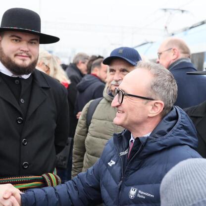 Grzegorz Boski, wicemarszałek województwa śląskiego, inspektuje testowy przejazd pociągu na nowej linii kolejowej z Chorzowa Batorego do Chorzewa Siemkowic. (wygenerowano przez AI)