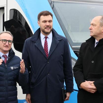 Grzegorz Boski, wicemarszałek województwa śląskiego, podczas testu nowego pociągu Kolei Śląskich. (wygenerowano przez AI)