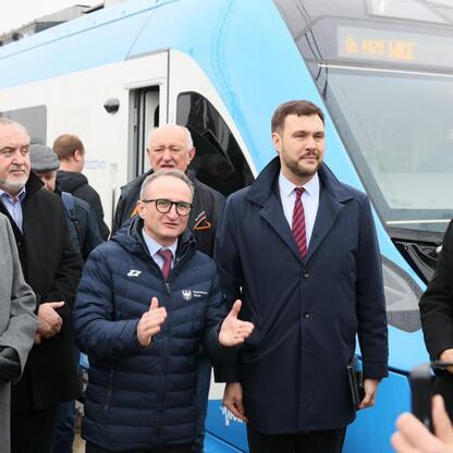 Grzegorz Boski, wicemarszałek Województwa Śląskiego, prezentuje nowy pociąg Impuls 2 Kolei Śląskich. (wygenerowano przez AI)