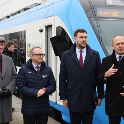 Grzegorz Boski, wicemarszałek Województwa Śląskiego, prezentuje nowy pociąg Kolei Śląskich. (wygenerowano przez AI)