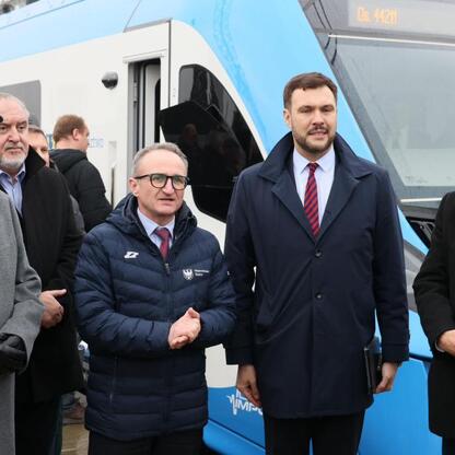 Grzegorz Boski, wicemarszałek województwa śląskiego, omawia testowy przejazd pociągu Kolei Śląskich. (wygenerowano przez AI)
