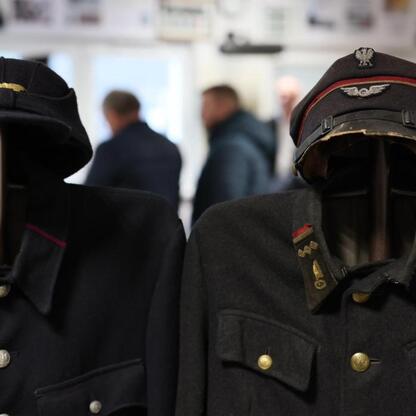 Dwa manekiny w mundurach wojskowych, reprezentujące oficerów, w muzeum lub wystawie. (wygenerowano przez AI)