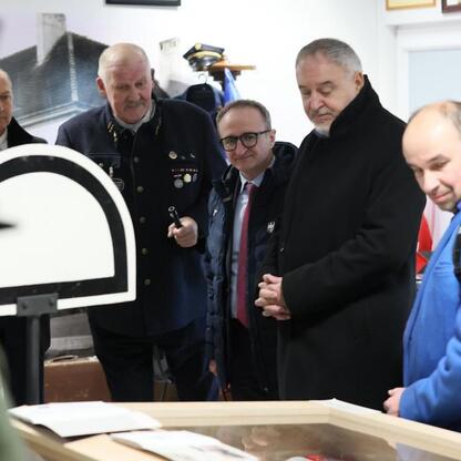 Grzegorz Boski, wicemarszałek województwa śląskiego, inspektuje dokumenty w muzeum, podczas testu nowego pociągu Impuls 2 na linii Kolei Śląskich. (wygenerowano przez AI)