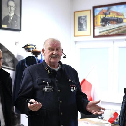 Grzegorz Boski, wicemarszałek województwa śląskiego, prowadzi tour po muzeum kolejowym, prezentując nową trasę Kolei Śląskich. (wygenerowano przez AI)