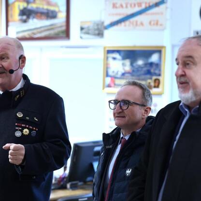 Grzegorz Boski, wicemarszałek województwa śląskiego, inspektuje testy nowego pociągu Kolei Śląskich. (wygenerowano przez AI)