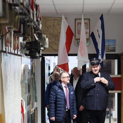 Grzegorz Boski, wicemarszałek Województwa Śląskiego, inspektuje nowy pociąg Impuls 2 na trasie Chorzowa Batorego do Chorzewa Siemkowic. (wygenerowano przez AI)