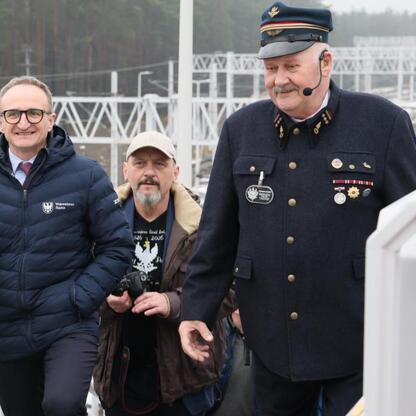 Grzegorz Boski, wicemarszałek, dokumentuje testowy przejazd pociągu na nowej linii Kolei Śląskich. (wygenerowano przez AI)