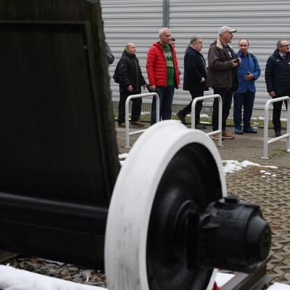 Grzegorz Boski, wicemarszałek Województwa Śląskiego, inspektuje testowy przejazd pociągu Impuls 2 Kolei Śląskich. (wygenerowano przez AI)