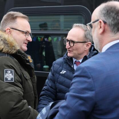 Grzegorz Boski, wicemarszałek województwa śląskiego, omawia nowy pociąg Kolei Śląskich. (wygenerowano przez AI)