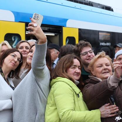 Nowoczesny pociąg Impuls 2 Kolei Śląskich podczas testowego przejazdu. (wygenerowano przez AI)