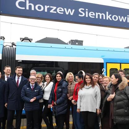 Grzegorz Boski, wicemarszałek Województwa Śląskiego, inspektuje testowy przejazd pociągu Impuls 2 na stacji Chorzew Siemkowice. (wygenerowano przez AI)