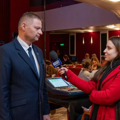 Rafał Adamczyk, członek Zarządu Województwa Śląskiego, wręcza nagrodę wyróżnionemu wolontariuszowi podczas uroczystości 