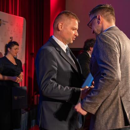 Rafał Adamczyk, członek Zarządu Województwa Śląskiego, wręcza nagrodę na ceremonii 