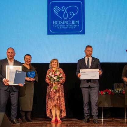 Członek Zarządu Województwa Śląskiego Rafał Adamczyk wręcza nagrody laureatom konkursu Śląskie Orły Wolontariatu 2025. (wygenerowano przez AI)