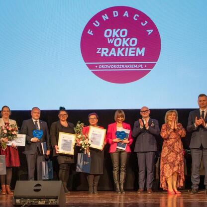 Członek Zarządu Województwa Śląskiego Rafał Adamczyk wręcza nagrody laureatom 