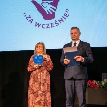 Rafał Adamczyk, członek Zarządu Województwa Śląskiego, wręcza nagrody laureatom Śląskich Orłów Wolontariatu 2025. (wygenerowano przez AI)