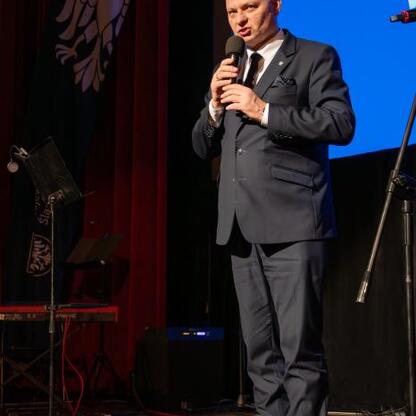 Rafał Adamczyk, członek Zarządu Województwa Śląskiego, przemawia na Śląskich Orłach Wolontariatu 2025. (wygenerowano przez AI)