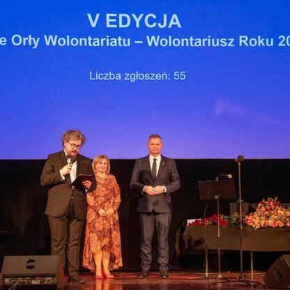 Rafał Adamczyk, członek Zarządu Województwa Śląskiego, wręcza nagrodę na ceremonii 