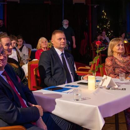 Członek Zarządu Województwa Śląskiego Rafał Adamczyk uczestniczy w Śląskim Orle Wolontariatu 2025. (wygenerowano przez AI)