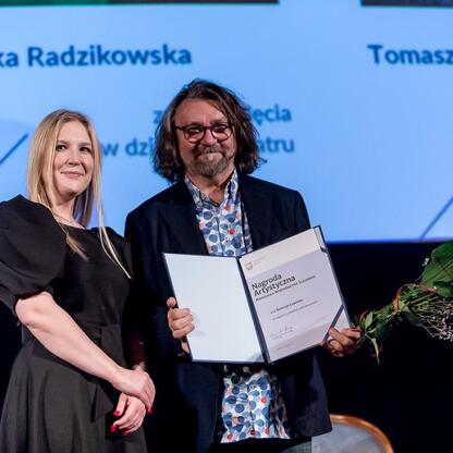 Agnieszka Radzikowska i Tomasz Lubaszka otrzymują nagrody w ramach Marszałkowskich Nagród Kultury Śląska. (wygenerowano przez AI)