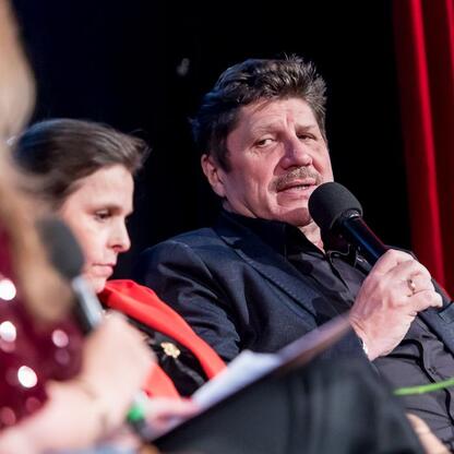 Panel laureatów Marszałka Województwa Śląskiego Culture Awards na scenie w Kinoteatrze Rialto w Katowicach. (wygenerowano przez AI)