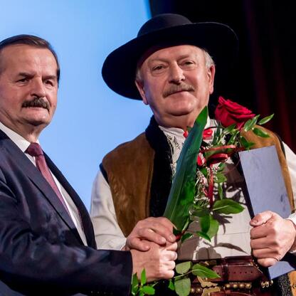 Moment z uroczystości wręczenia nagród Marszałka Województwa Śląskiego Culture Awards, z udziałem laureatów i wyróżnionych w dziedzinie kultury. (wygenerowano przez AI)