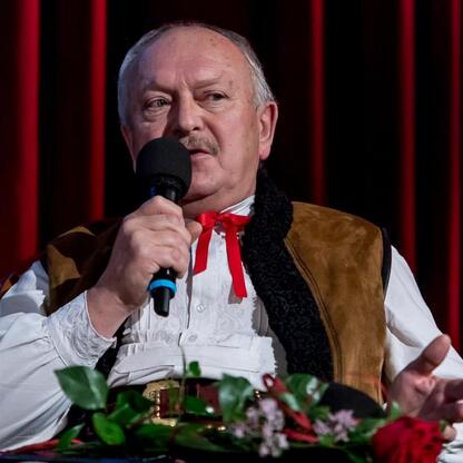 Mężczyzna w tradycyjnym stroju polskim, nagradzany na ceremonii w Kinoteatrze 