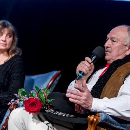 Mężczyzna przemawia do mikrofonu, podczas ceremonii wręczenia nagród Marszałka Województwa Śląskiego w Kinoteatrze Rialto w Katowicach. (wygenerowano przez AI)