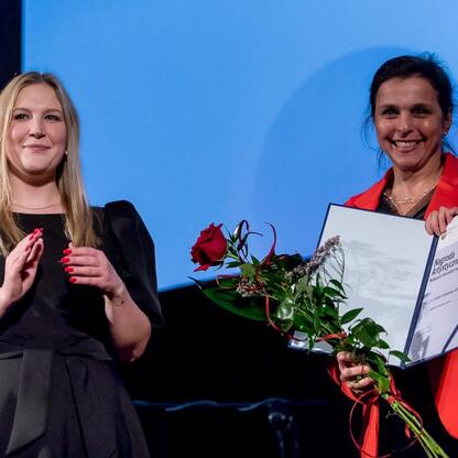 Na zdjęciu: Joanna Bojczuk, członek Zarządu Województwa Śląskiego, wręcza nagrody laureatom Marszałka Województwa Śląskiego Culture Awards w Kinoteatrze Rialto w Katowicach. (wygenerowano przez AI)