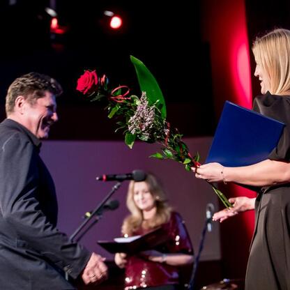 Wernisaż nagród Marszałka Województwa Śląskiego w Kinoteatrze Rialto. Uroczystość wręczenia nagród dla laureatów kultury. (wygenerowano przez AI)