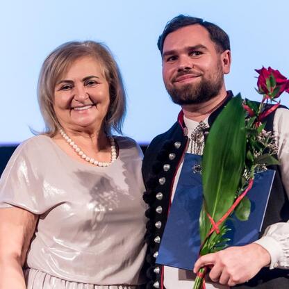 Dwóch laureatów nagród Marszałka Województwa Śląskiego w dziedzinie kultury na scenie w Kinoteatrze Rialto w Katowicach. (wygenerowano przez AI)