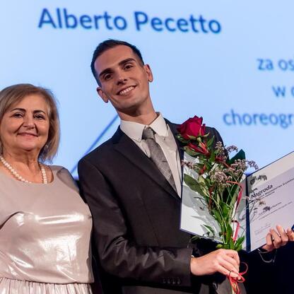 Alberto Pecetto otrzymał nagrodę Marszałka Województwa Śląskiego w dziedzinie choreografii i tańca. (wygenerowano przez AI)
