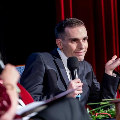 Uczestnik panelu dyskusyjnego podczas ceremonii wręczenia nagród Marszałka Województwa Śląskiego Culture Awards w Kinoteatrze Rialto w Katowicach. (wygenerowano przez AI)