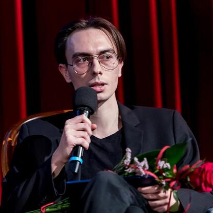 Laureat nagrody Marszałka Województwa Śląskiego przyjmuje nagrodę w Kinoteatrze 