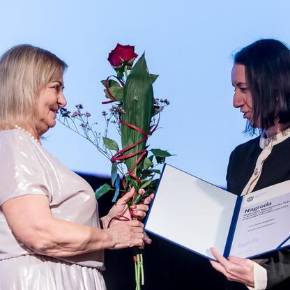 Wernisaż nagród Marszałka Województwa Śląskiego w Kinoteatrze Rialto. Uroczystość wręczenia nagród dla wybitnych działaczy kultury. (wygenerowano przez AI)