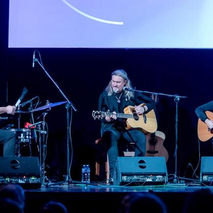 Zespół muzyczny na scenie Kinoteatru 