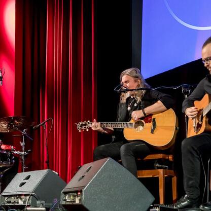 Zespół muzyczny gra na koncercie w Kinoteatrze 