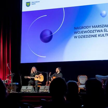 Zdjęcie przedstawia scenę wręczenia Nagród Marszałka Województwa Śląskiego w dziedzinie kultury 2025 roku w Kinoteatrze 