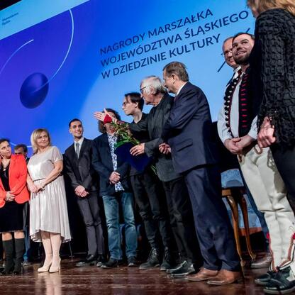 Laureaci nagród Marszałka Województwa Śląskiego w dziedzinie kultury otrzymują wyróżnienia na scenie w Kinoteatrze 