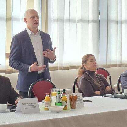 Formalne spotkanie w VII sesji Śląskiej Rady Edukacji, gdzie przedstawiciele omawiają strategie społecznej odporności i modernizację szkolnictwa. (wygenerowano przez AI)