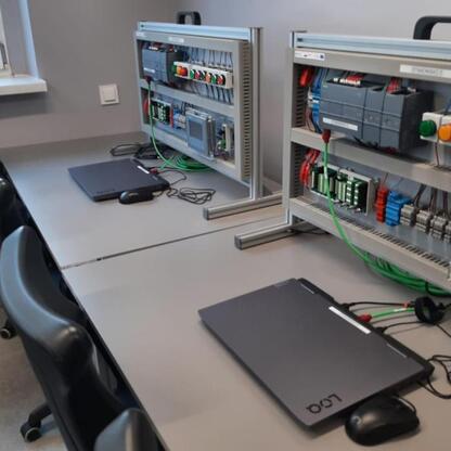 Nowoczesny laboratorium VR i robotyki w Zespole Szkół Technicznych w Rybniku, prezentowane przez dyrektora Piotra Tokarza podczas VII posiedzenia Śląskiej Rady Edukacji. (wygenerowano przez AI)