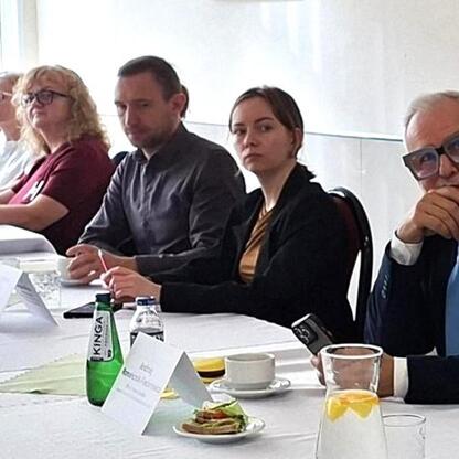 VII sesja Śląskiej Rady Edukacji w Zespole Szkół Technicznych w Rybniku. Dyskusja o budowaniu odporności społecznej w edukacji. (wygenerowano przez AI)
