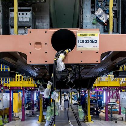 W fabryce Alstom w Chorzowie montowane są elementy pociągów ekspresowych dla PKP Intercity. (wygenerowano przez AI)
