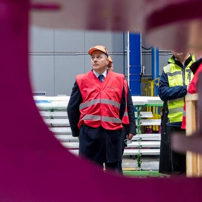 Wojciech Saługa, Marszałek Województwa Śląskiego, odwiedza zakład Alstom w Chorzowie, gdzie produkuje pociągi dla PKP Intercity. (wygenerowano przez AI)