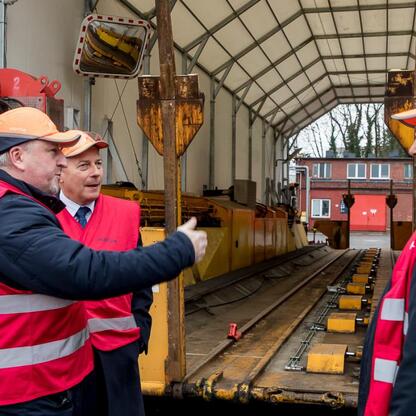 Marszałek Wojciech Saługa omawia projekt nowych pociągów z pracownikami Alstom w Chorzowie. (wygenerowano przez AI)