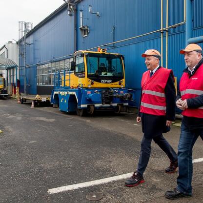 Wojciech Saługa, Marszałek Województwa Śląskiego, inspektuje produkcję nowych pociągów Alstom w Chorzowie. (wygenerowano przez AI)