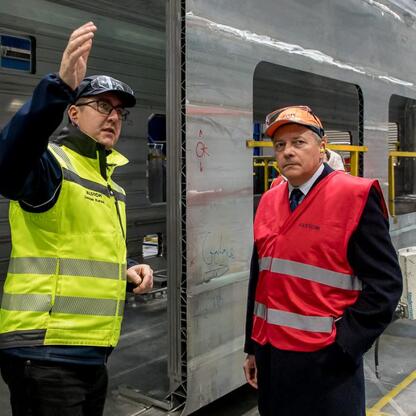 Wojciech Saługa, Marszałek Województwa Śląskiego, inspektuje produkcję pociągów w Alstom w Chorzowie. (wygenerowano przez AI)