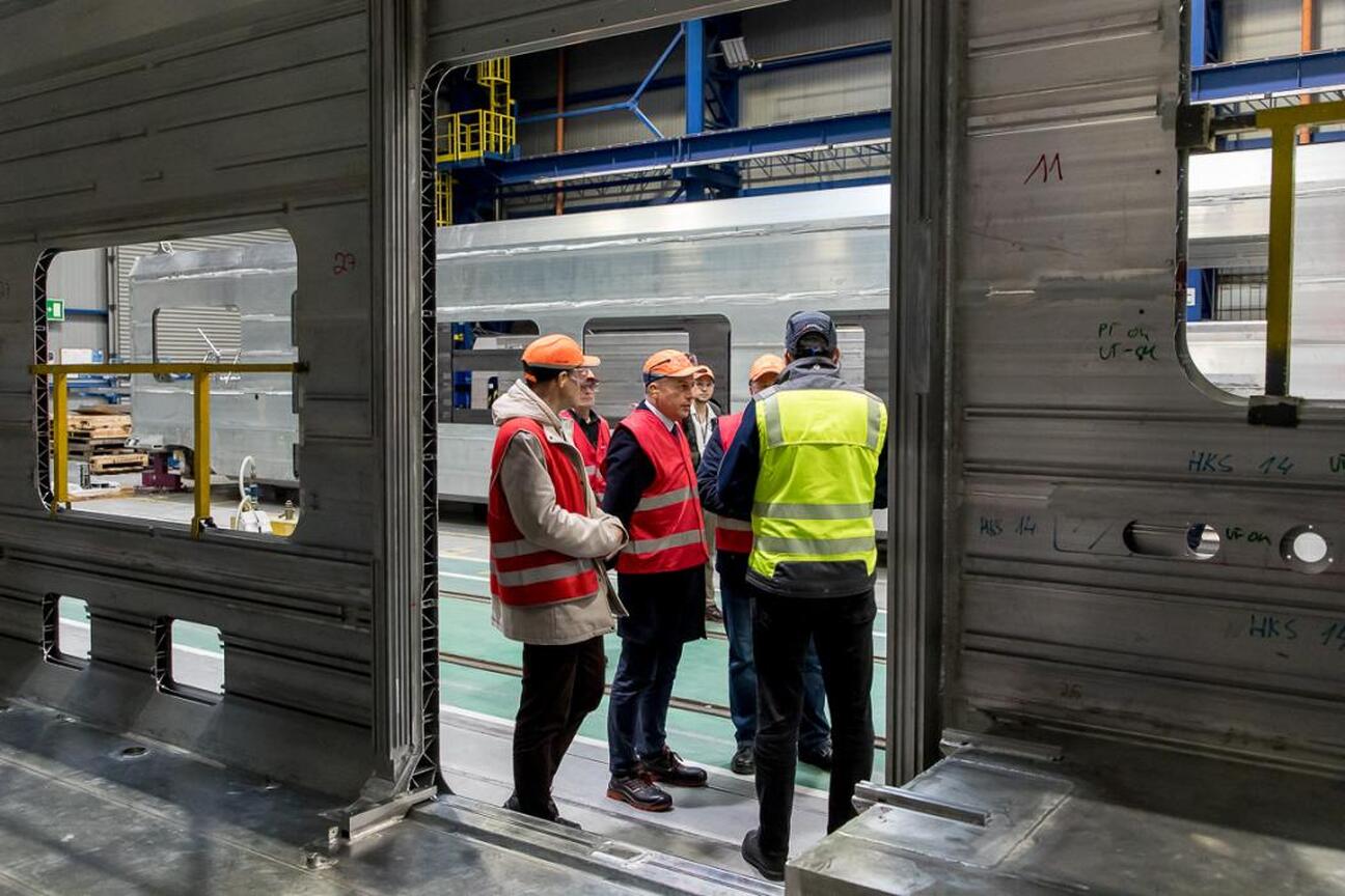 Wojciech Saługa, Marszałek Województwa Śląskiego, inspektuje produkcję pociągów w Alstom w Chorzowie. (wygenerowano przez AI)
