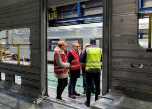 Wojciech Saługa, Marszałek Województwa Śląskiego, inspektuje produkcję pociągów w Alstom w Chorzowie. (wygenerowano przez AI)