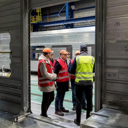 Wizyta Wojciecha Saługi, marszałka Śląska, w Alstom w Chorzowie, gdzie inspekcjonuje produkcję pociągów ekspresowych. (wygenerowano przez AI)